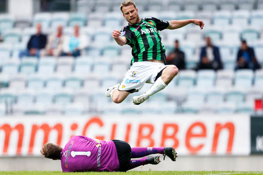 GAIS Joel Johansson och Assyriskas målvakt Robin Malmkvist
