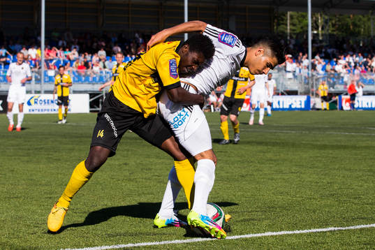 Frej Täbys Dominic Oduro i kamp om bollen med Östersunds