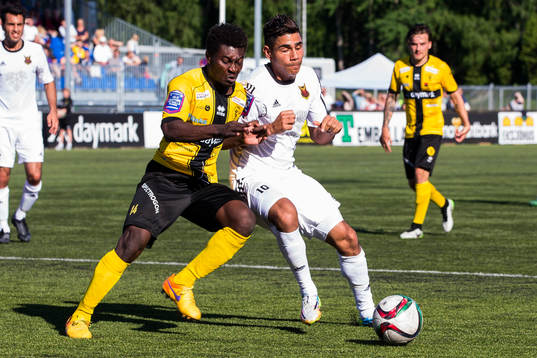 Frej Täbys Dominic Oduro i kamp om bollen med Östersunds