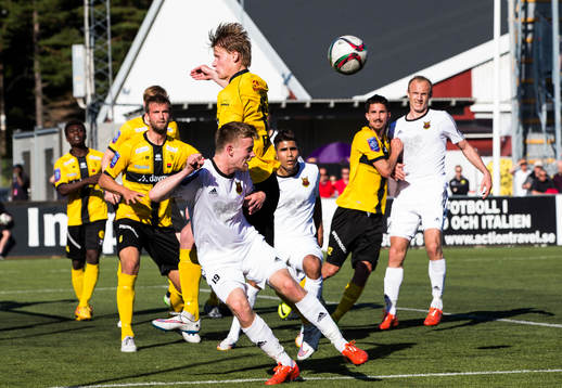 Östersunds Dennis Widgren i en nickduell med Frej Täbys