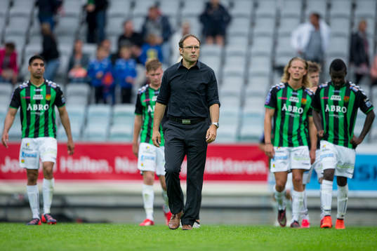 GAIS tränare Per-Ola Ljung lämnar planen deppig ihop med