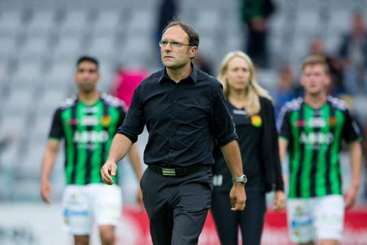 GAIS tränare Per-Ola Ljung lämnar planen deppig ihop med