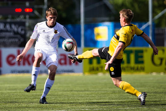 Östersunds Bobo Sollander Jansson i kamp om bollen med