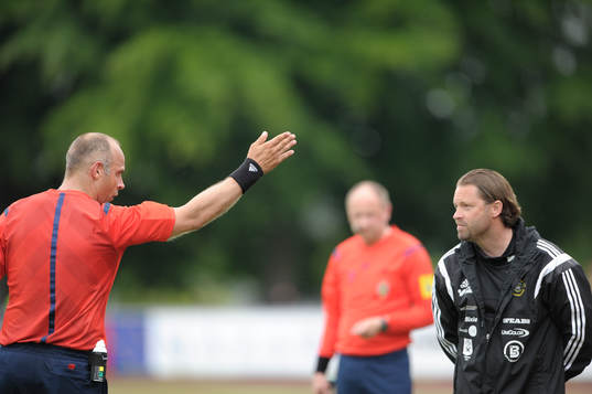 Ängelholms tränare Joakim Persson blev uppvisad till