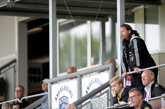 Ängelholms tränare Joakim Persson blev uppvisad till