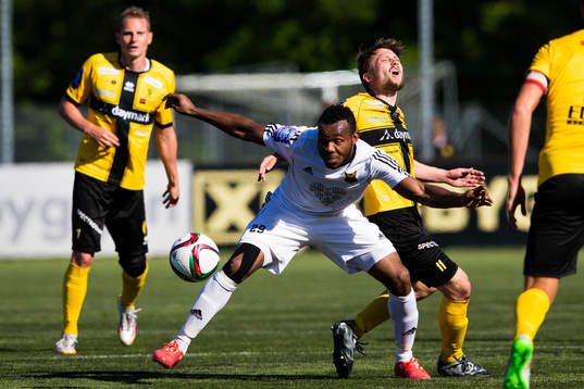 Östersunds Michael Junior Omoh i kamp om bollen med Frej