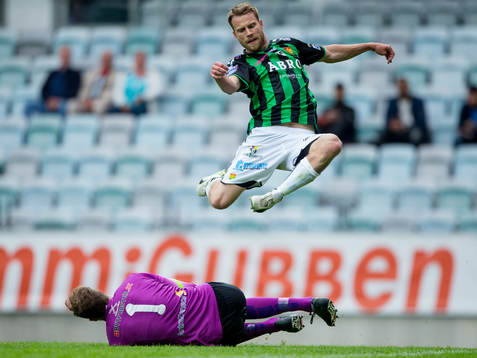 Assyriskas målvakt Robin Malmkvist hinner före GAIS Joel