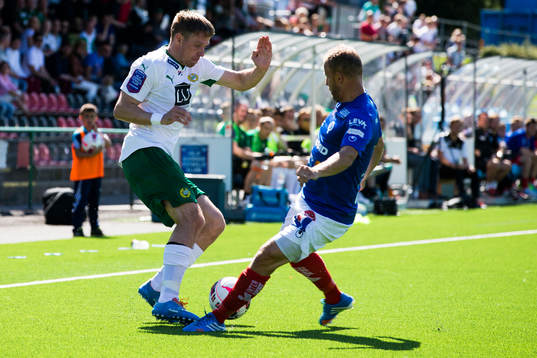 Hammarbys Jan Gunnar Solli i kamp om bollen med