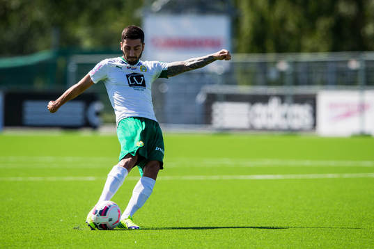 Hammarbys Nahir Besara med en frispark