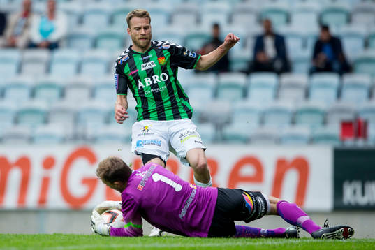 Assyriskas målvakt Robin Malmkvist hinner före GAIS Joel