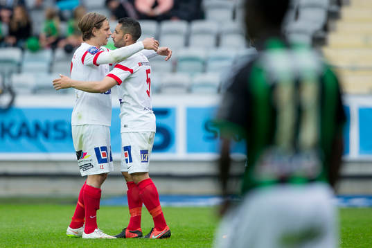 Assyriskas Fredrik Holster och David Durmaz jublar och