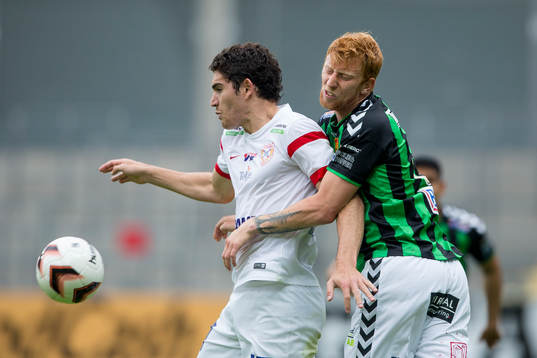 Assyriskas Gustavo Ezequiel Blanco Leschuk tar emot bollen