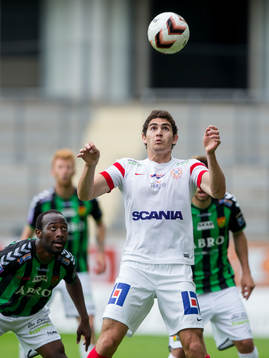 Assyriskas Gustavo Ezequiel Blanco Leschuk tar ned en boll