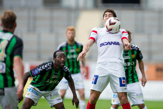 Assyriskas Gustavo Ezequiel Blanco Leschuk tar ned en boll