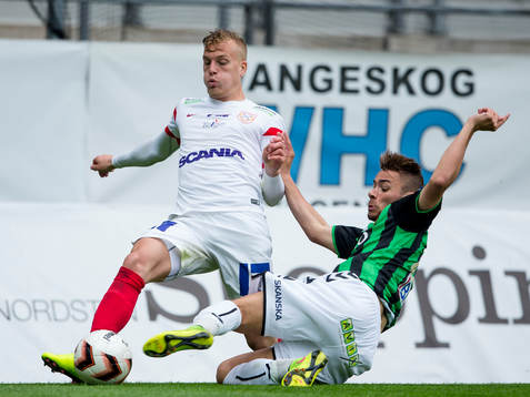 Assyriskas Jens Jakobsson i kamp om bollen med GAIS Malkolm