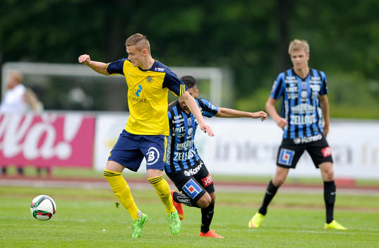 Ängelholms Piotr Johansson rundar Sirius Stefan Silva