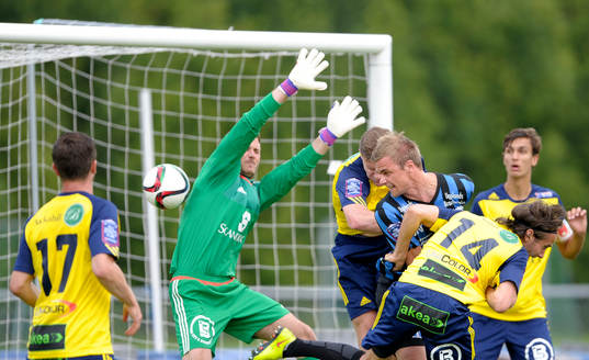 Sirius Oscar Pehrsson nickar in en hörna bakom Ängelholms