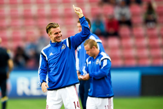 Danmarks Christoffer Remmer hälsar på publiken