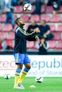 Sveriges Isaac Kiese Thelin värmer upp