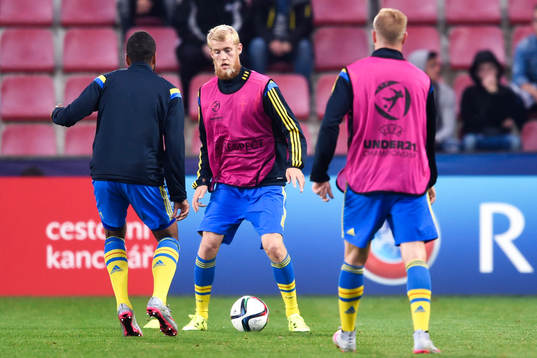 Sveriges Filip Helander värmer upp