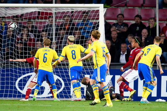 Danmark gör mål men det underkänns pga hands