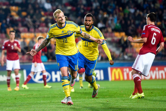 Sveriges John Guidetti gör 1-0 på straff