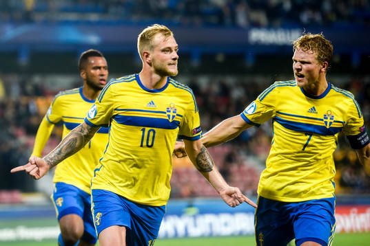 Sveriges John Guidetti gör 1-0 på straff