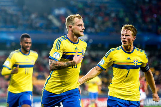 Sveriges John Guidetti gör 1-0 på straff