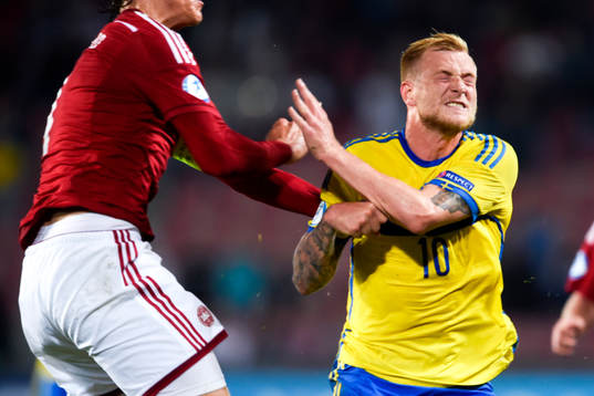 Sveriges John Guidetti i en duell med Danmarks Jannik