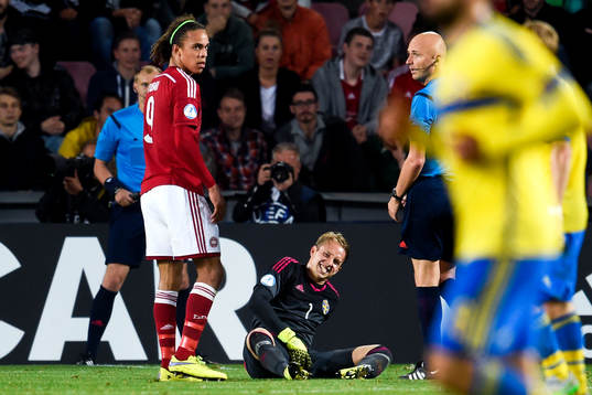 Sveriges målvakt Patrik Carlgren har ont