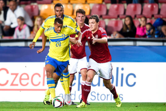 Sveriges Robin Quaison och Isaac Kiese Thelin och Danmarks