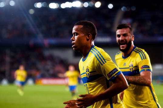 Sveriges Robin Quaison jublar