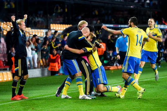 Sveriges Oscar Hiljemark jublar