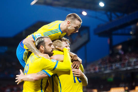 Sveriges Alexander Milosevic och Abdullah Khalili jublar