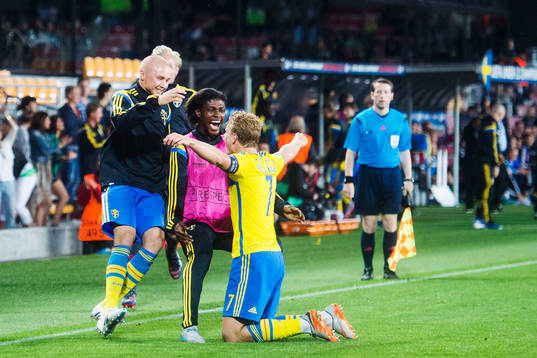 Sveriges Sebastian Holmén och Joseph Baffo jublar med
