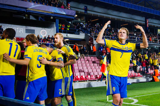 Sveriges Oscar Hiljemark jublar