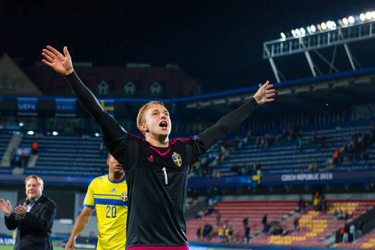Sveriges målvakt Patrik Carlgren jublar