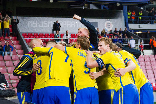 Sveriges spelare med John Guidetti högst upp jublar