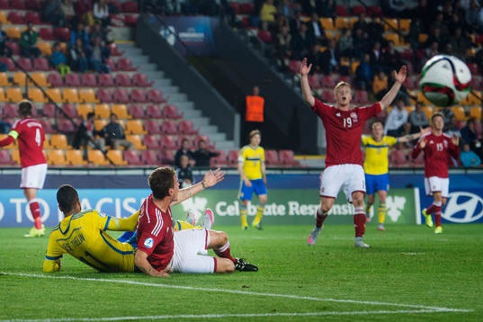Sveriges Isaac Kiese Thelin fälls av Danmarks Alexander