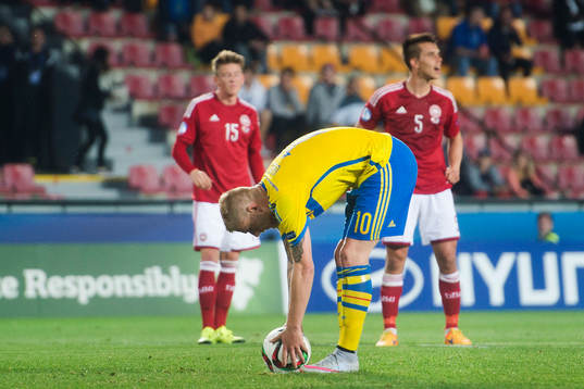 Sveriges John Guidetti lägger bollen på straffpunkten