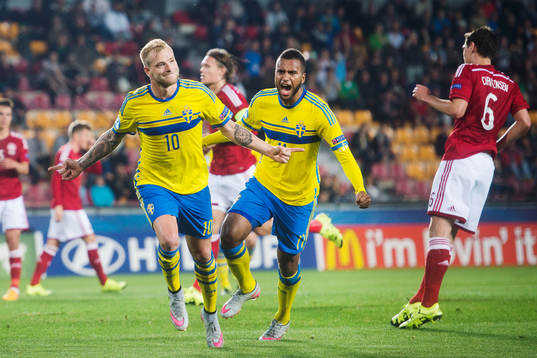 Sveriges John Guidetti och Isaac Kiese Thelin jublar