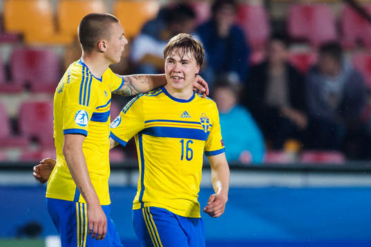 Sveriges Victor Nilsson Lindelöf och Simon Tibbling jublar