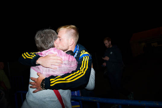 Sveriges John Guidetti kramas med sina mamma Susanne