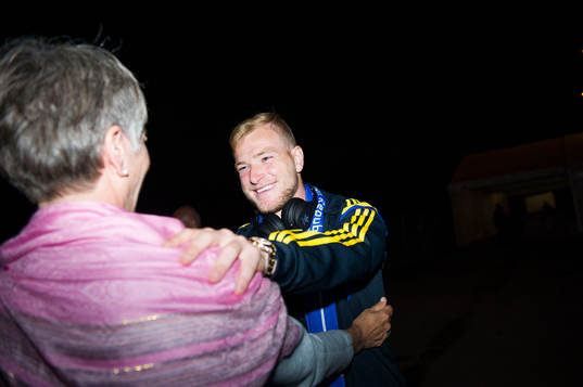 Sveriges John Guidetti kramas med sina mamma Susanne