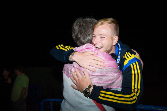 Sveriges John Guidetti kramas med sina mamma Susanne