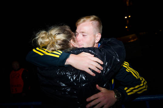 Sveriges John Guidetti kramas med sin familj