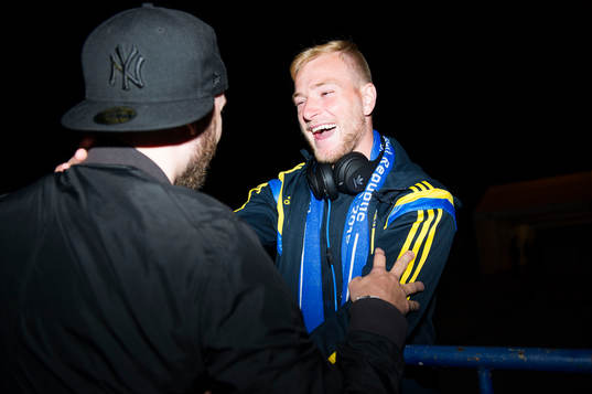 Sveriges John Guidetti kramas med sin familj