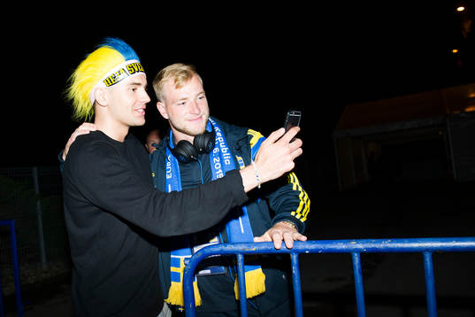 Sveriges John Guidetti tar bilder med supportrar