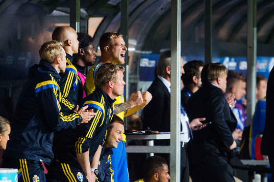 Sveriges John Guidetti jublar på bänken fotbollsmatchen i