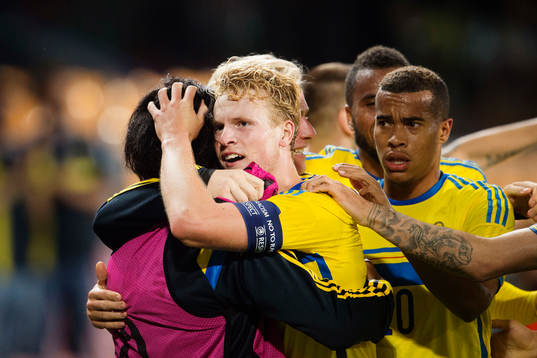 Sveriges Oscar Hiljemark och Robin Quaison jublar med
